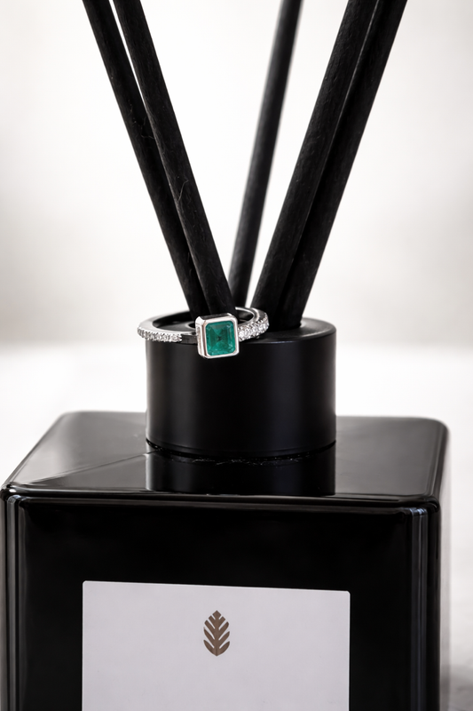 Anel 01 | esmeralda e brilhantes